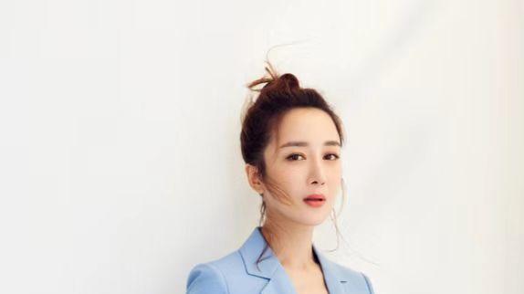 李依晓|“蓝精灵”的靓丽西服，李依晓大秀制服魅力，网友：女神！