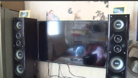 |重庆一位市民在网上买电视机，花了1072元左右，买了个70寸的电视机