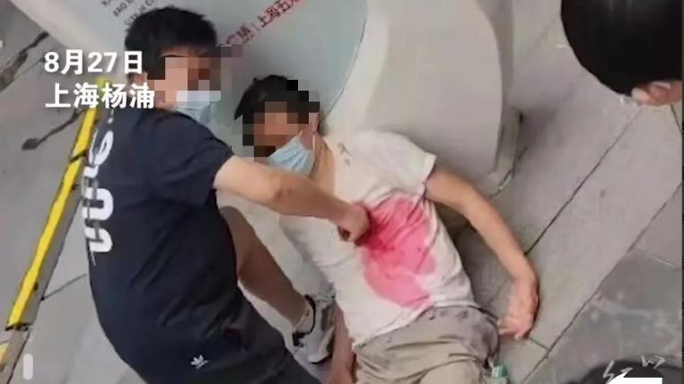 上海，警方接到群众报案，说有男子当街用匕首捅死了另一个男人