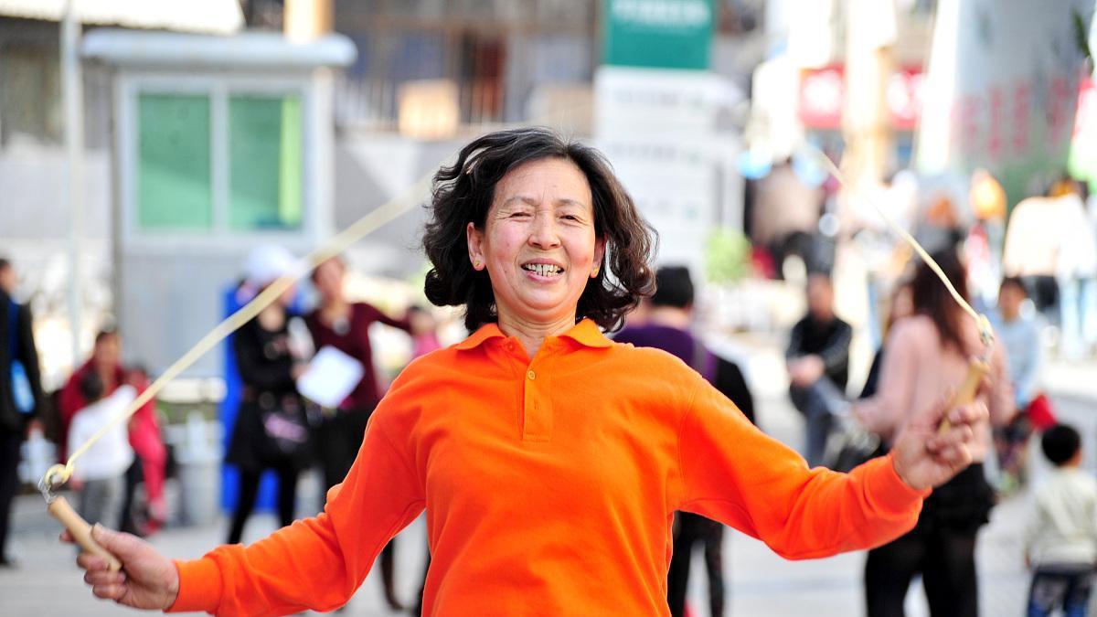 74岁大妈哭诉：为啥分完积蓄后，我更不受待见了？