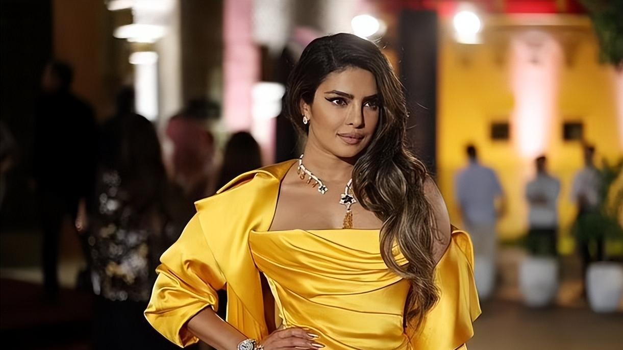 小姐姐|印度国宝级巨星穿黄金裙走红毯太霸气！变胖后婶范儿十足，好富态