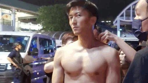 谢霆锋|手贱！搜了一下谢霆锋的近照，网友忍不住了：让我摸摸...