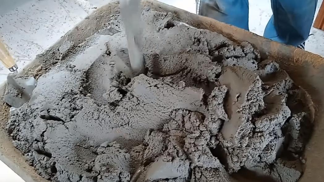 瓦工给橱柜加了一层底座，老婆极力反对，完工后老婆不敢吭声了！