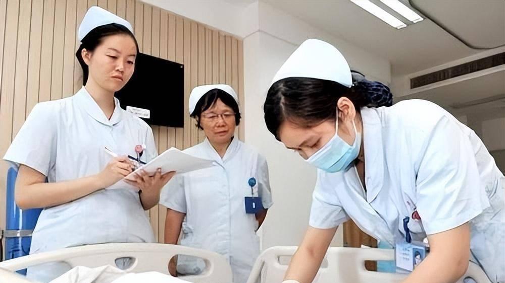 处理男患者隐私时，女护士不会尴尬吗？知情人说出了真相