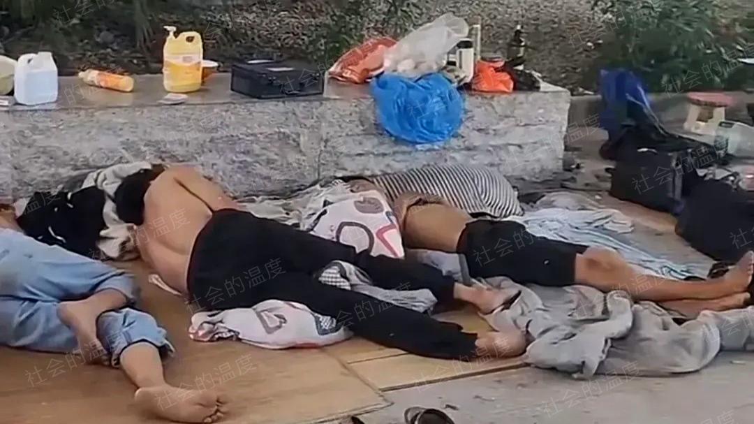 女子和男友囊中羞涩露宿街头，旁边还躺着几个兄弟，都不想打螺丝