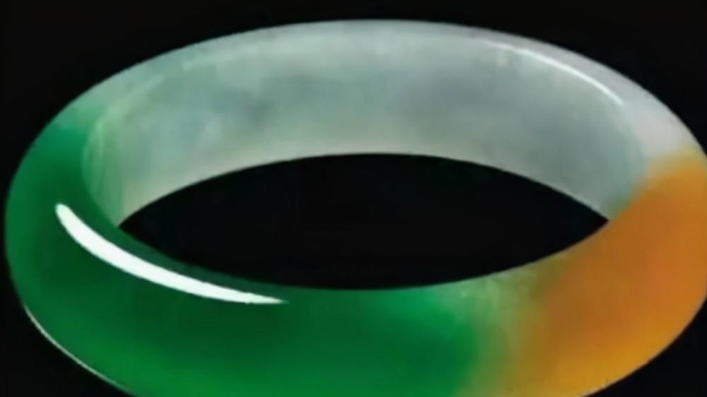 翡翠手镯|王健林花1700万买下一只三色翡翠手镯，网友直呼：太像假货了！