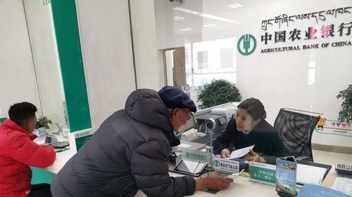 北京，50岁的徐某到银行查询交易明细后，发现有一笔2400元的扣款