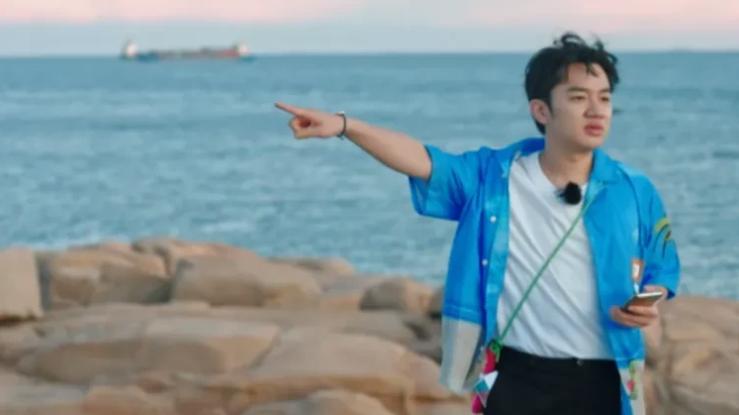 王祖蓝|王祖蓝在福建平潭录节目时，发现了一块大石头