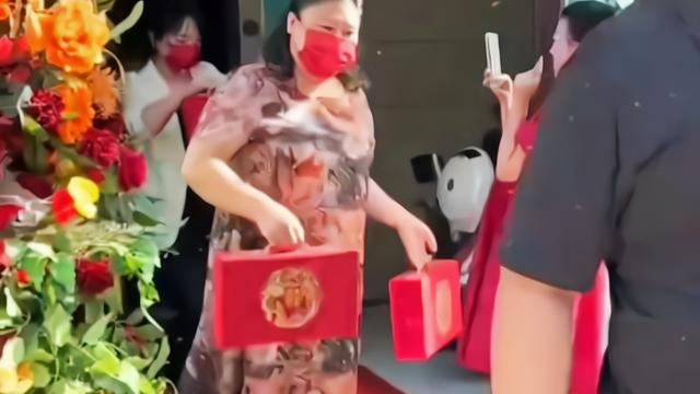 这是倒贴？河北一女子结婚陪嫁80万10根金条1套房，网友担心坏了