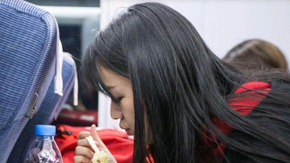 回顾 高铁上摘口罩进食被打，姑娘委屈落泪，男子：我是为了大家