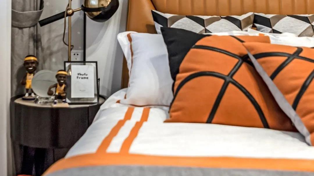 100平现代轻奢风，橙色软装给这个家营造出一种华丽温馨的活力