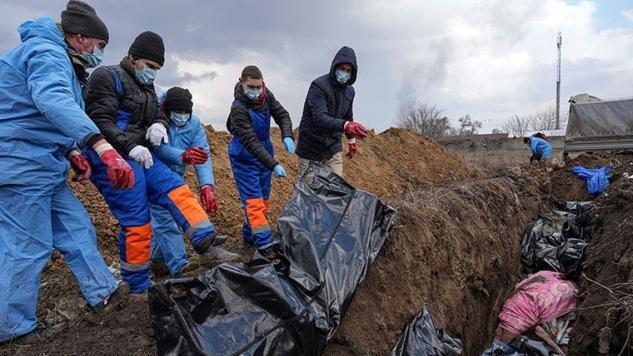马里乌波尔发现200具尸体，埋在公寓废墟中腐烂发臭，死者身份成谜