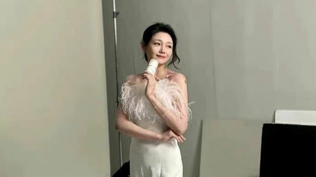 大S|大S复工生图，不愧是美容大王，白到发光！和具俊烨情侣纹身亮了