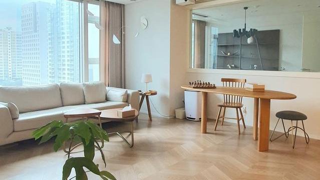 一看装修就花了心思！拆掉半面墙，客厅显大2倍，家具虽少很清爽