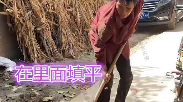 婆婆出门忘带钥匙，巧用铁锨“挖地道”进门，网友：高手在民间