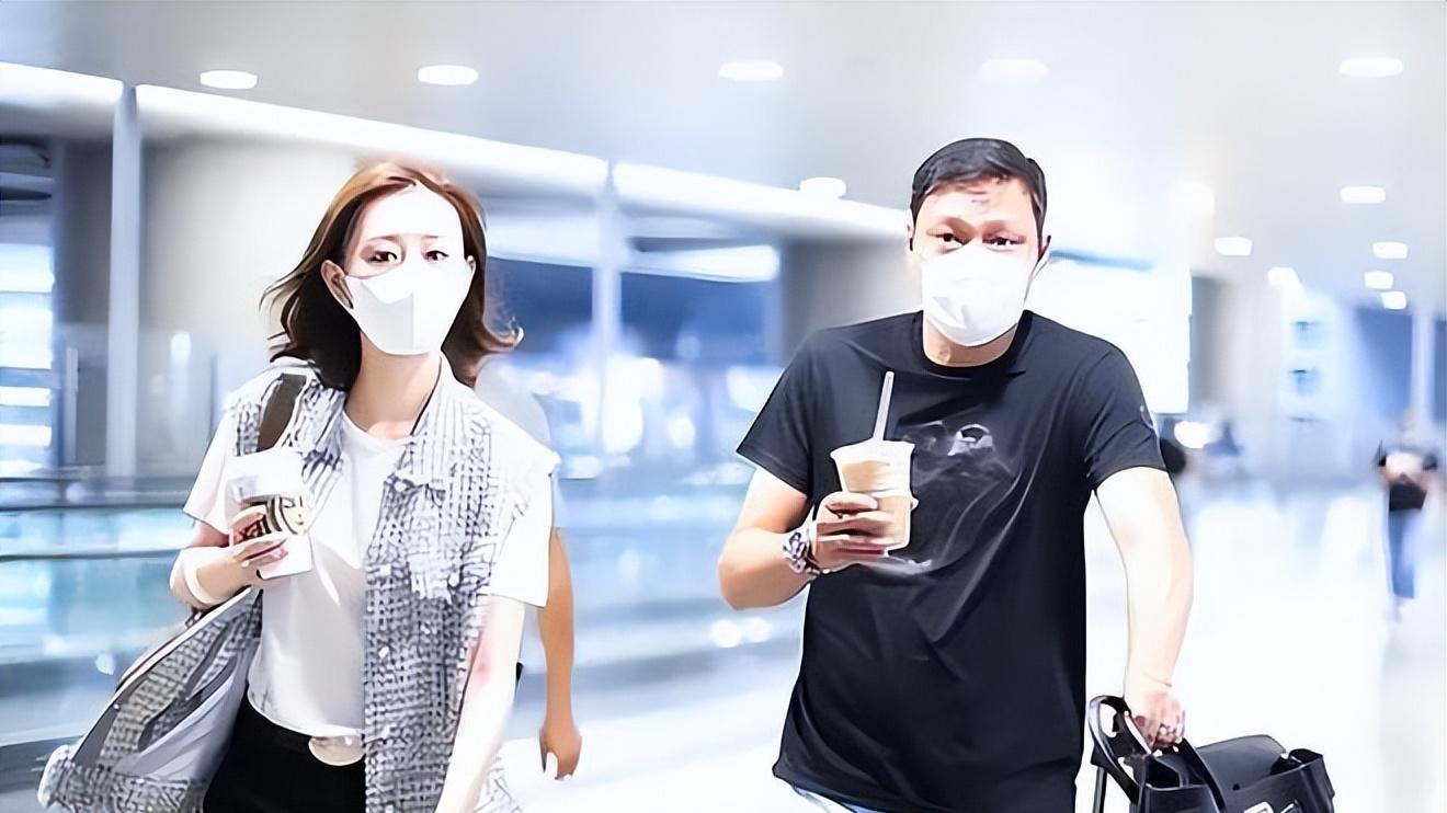 范志毅|范志毅为女儿庆生！只比后妈小12岁神似姐妹，考进复旦走名媛路线