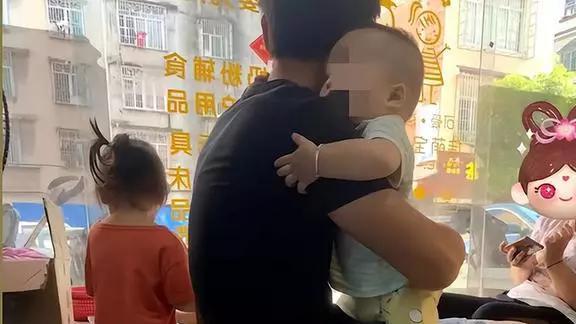 广西1岁宝宝找“爸爸”要抱，陌生男子有爱抱起，单亲妈妈落泪了