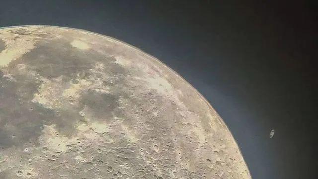 30张罕见神奇照片：月亮上升起土星！