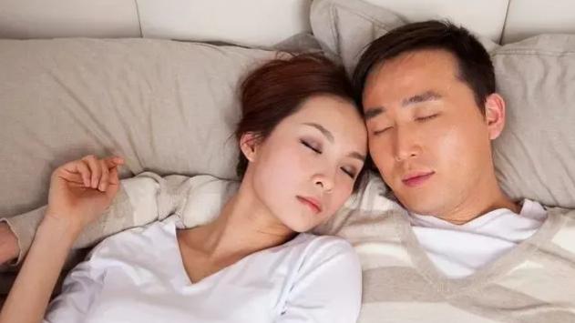 异性同住酒店被查房，不是夫妻关系是否违法？知情人给出答案