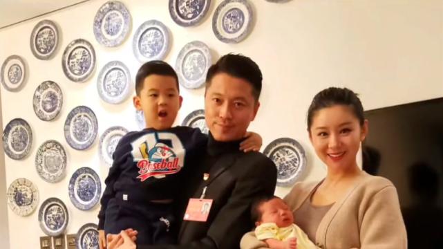 李小萌|李小萌晒儿子合影！兄弟俩长成一个样，随了奶奶长相很漂亮有福相