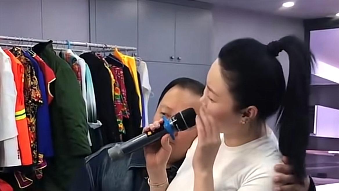 唐鉴军|唐鉴军和关婷娜合唱情歌，将头靠在女方肩膀上，动作亲密被指不妥