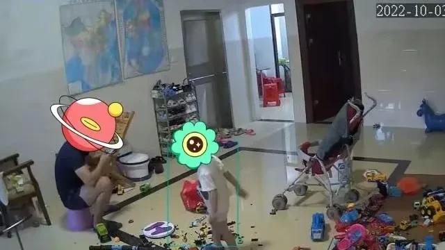 太狠了：跆拳道教练因2岁侄子将玩具扔到身上，一巴掌将其扇飞！