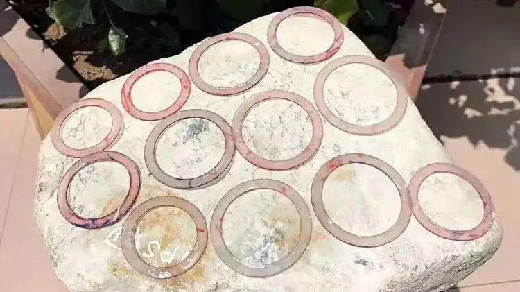 翡翠|一块重20公斤的翡翠毛料，切出一筐飘花手镯，行家估值上百万！