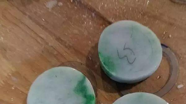 翡翠手镯|一块重4.3公斤的木那原石，切出12条阳绿翡翠手镯……