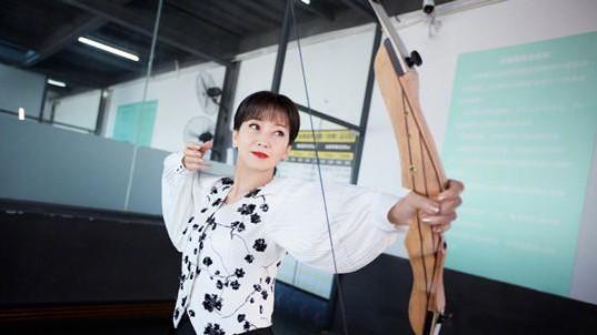 穿衣搭配|赵雅芝排队做核酸，被吐槽像走秀偶像包袱重，穿衣太正经太端着