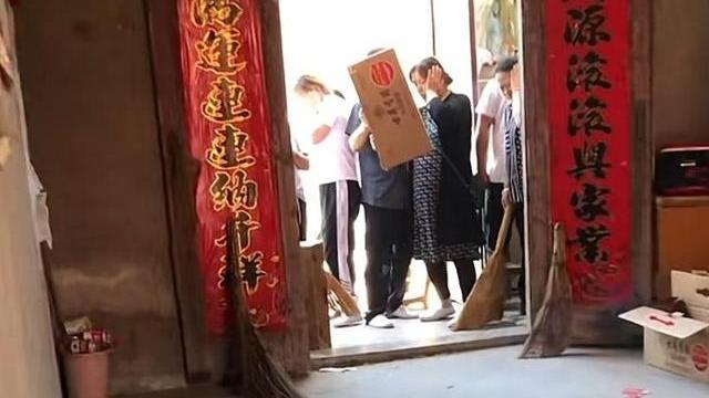 安徽一老人去世，儿媳嬉笑抢着打扫老房子，网友：至于这么高兴吗