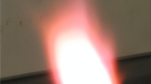 哪一种火焰像“冷灵骨火”，焰色反应是什么？
