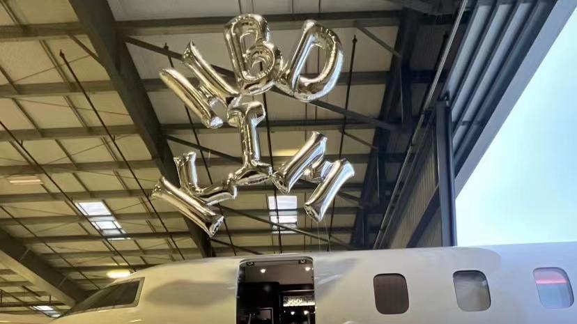 金·卡戴珊|大场面，卡戴珊生日，詹娜乘坐私人飞机出席，玫瑰排整桌，太秀了