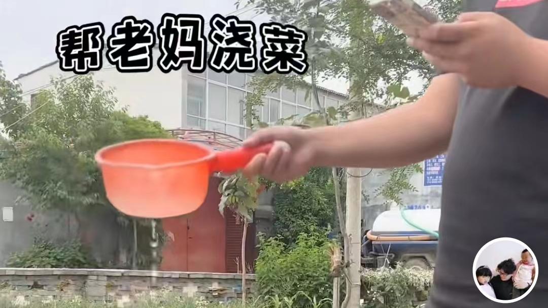 田静弟弟帮妈妈浇菜，直接上桶太豪横，遭调侃离挨打不远了