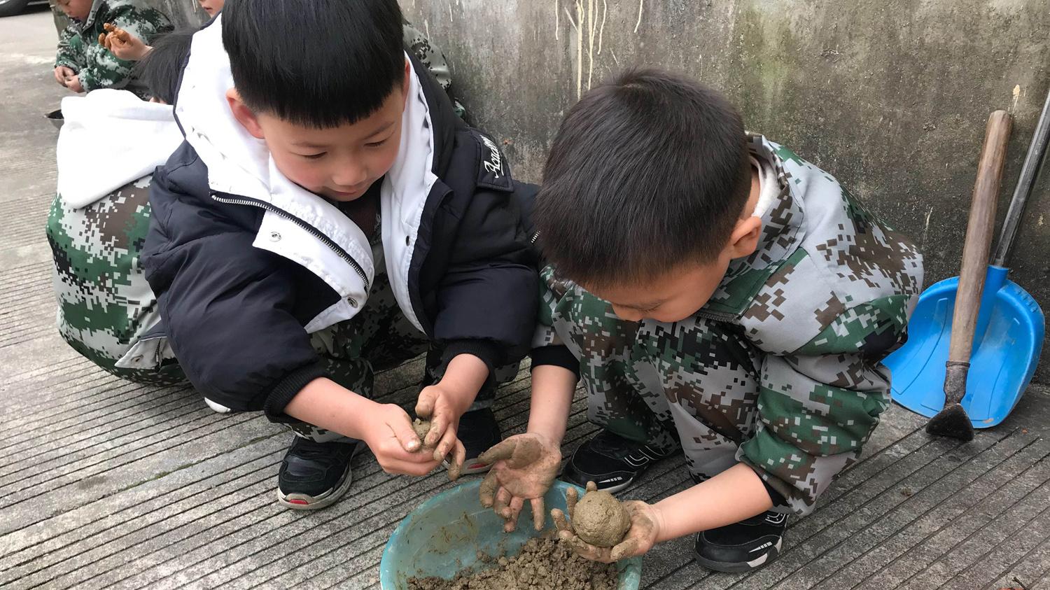 |钓鱼主播的新型骗术，用泥巴钓鱼和亚克力棒牵引鱼