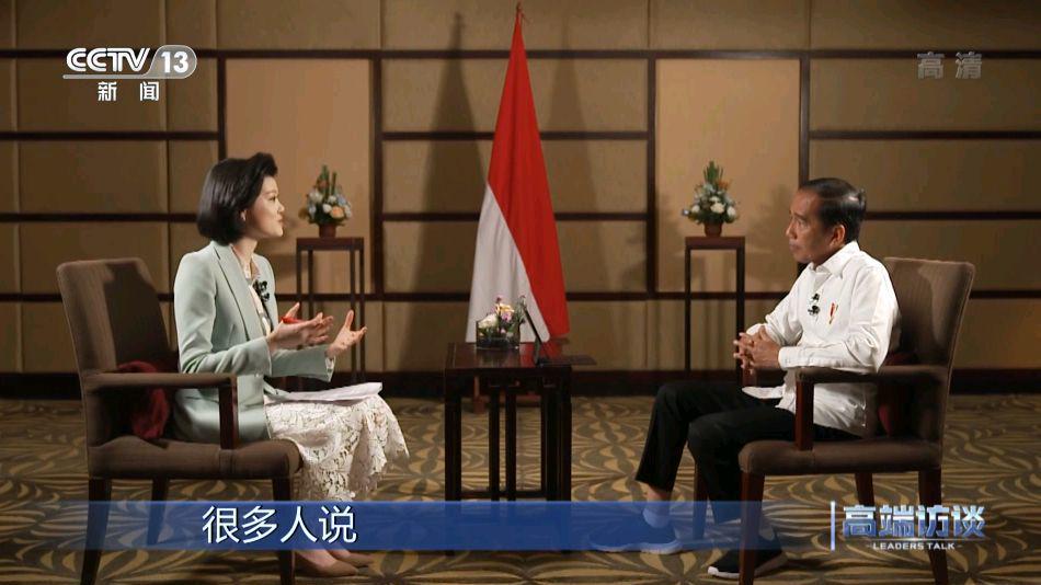 邹韵|央视《高端访谈》开播，高人气双语主持人邹韵打头阵，表现很亮眼