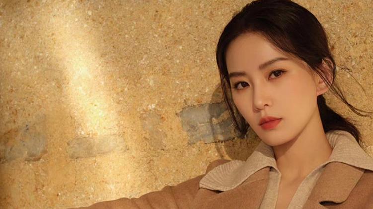 刘诗诗|刘诗诗私下哪有女明星样！穿防晒衣聚餐外八字走路像大爷，超随性