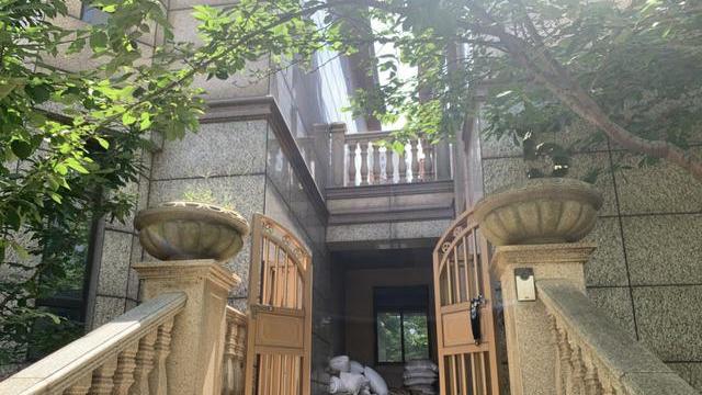 别墅|有钱任性？数十栋“东湖别墅”空置近10年，无人入住！