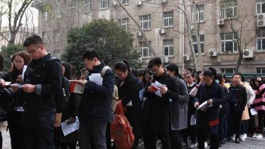 教师|本科生“幸福感”工资榜单，教师排名大幅下滑，榜首才是香饽饽