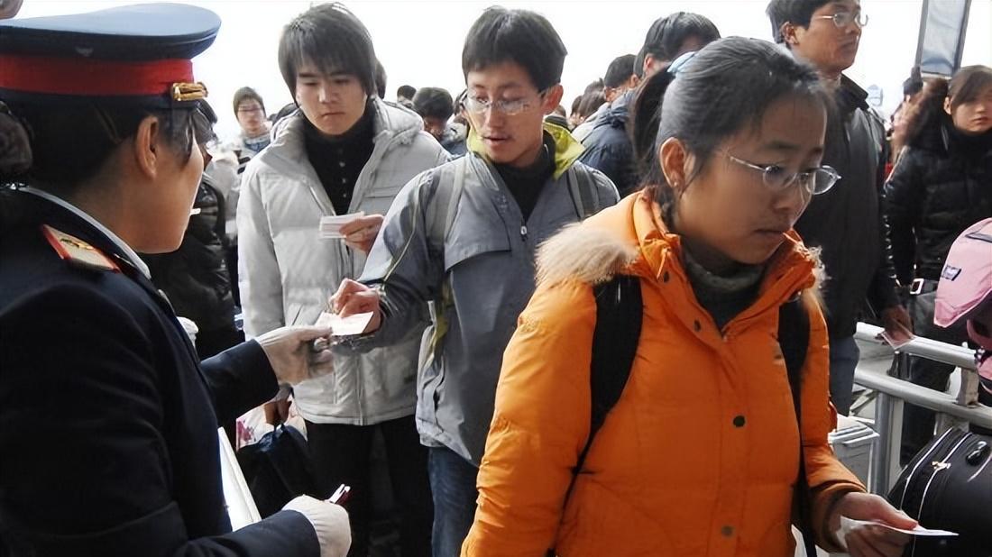 火车站“新骗局”已出现，年末了，大家注意防骗