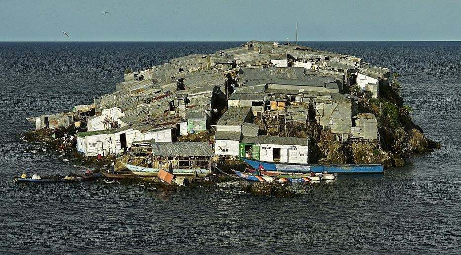 香格里拉|半个足球场大的小岛住着上千人，岛上人不愿搬，外面的人想住进去