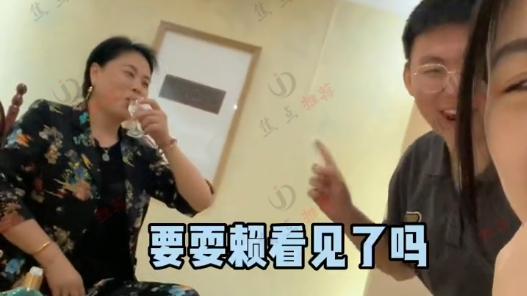 男友和丈母娘划拳行令，输了喝酒，女子：我不是被亲妈输掉抵债的