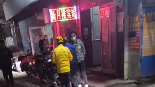 被电动车灯闪到后，山西一男子拦住外卖员，让他找站长出来说话