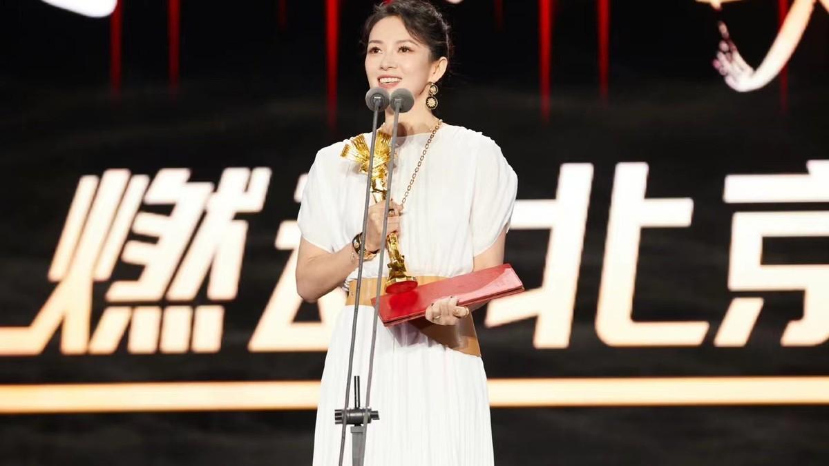 章子怡|章子怡领奖造型封神！首拿导演大奖成大赢家，穿白裙上台惊艳了