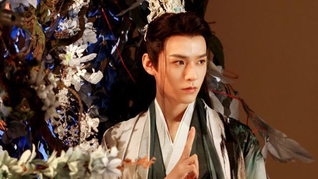 短裙 狐妖小红娘：杨幂红衣新造型，龚俊去掉了发冠，祝绪丹的像婚纱？