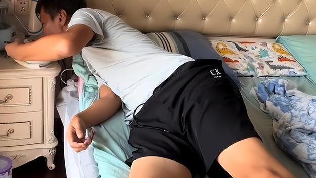 |回顾：男子扭伤腰上厕所只能爬行，妻子不帮忙还羞辱丈夫，为啥？