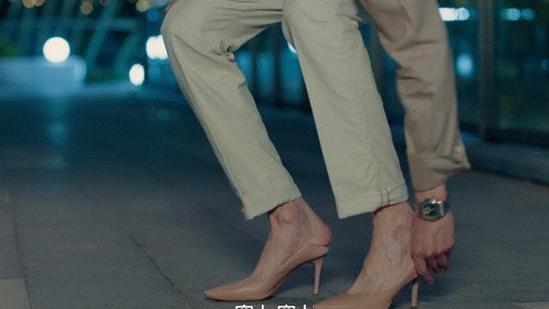 张翰|不忍直视！张翰新剧扒拉女演员内衣带子，还穿高跟鞋搞职场诱惑
