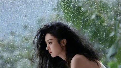 赵丽颖|赵丽颖堪称“时尚绝缘体”，最新杂志又翻车！