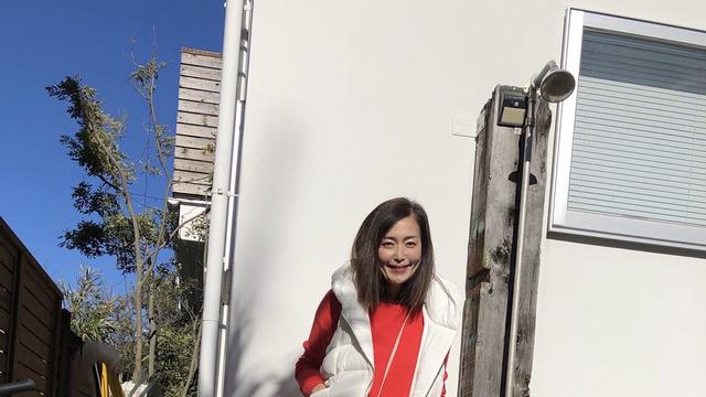 护肤品 到了50、60岁年纪我也这么穿：衣服简约，头发蓬松有型，时髦气质