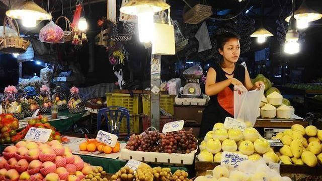 |在泰国旅游，为何不能接美女递的“白色手套”，网友：接了就后悔