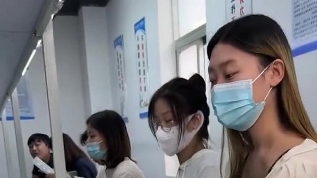 广东东莞：小伙进厂没几天就追到“厂花”，只用一部苹果14就搞定